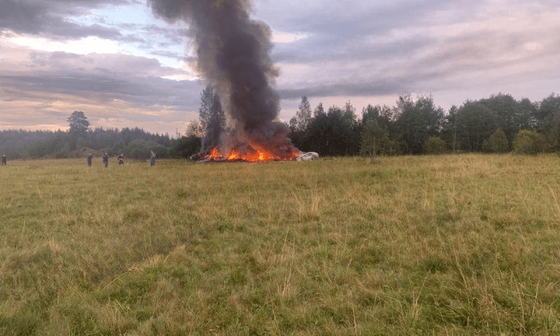 Десять человек погибли при падении частного самолета в Тверской области