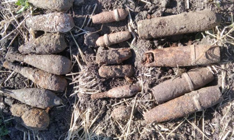 Рабочий нашел 17 боеприпасов времен войны на дне оросительного канала в Крымском районе