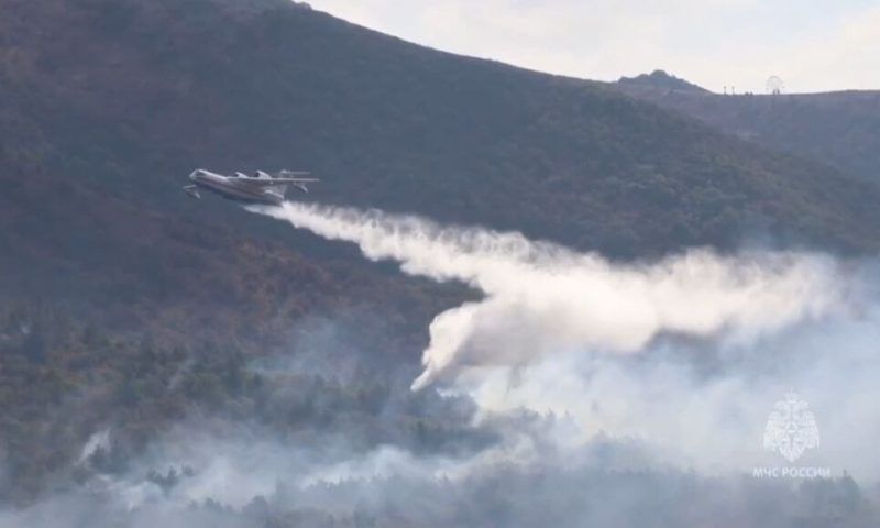 Авиация сбросила более 300 тонн воды на горящий в Геленджике лес