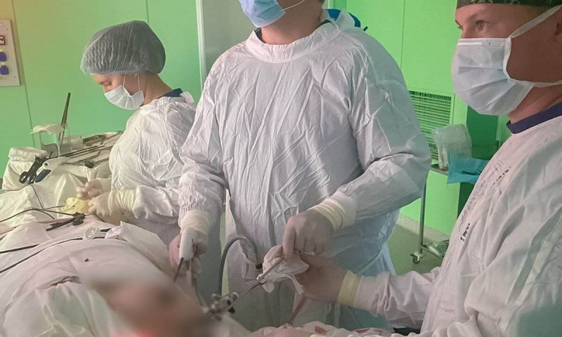 Хирурги ККБ №2 первыми в ЮФО удалили пациенту щитовидную железу из подмышечного доступа