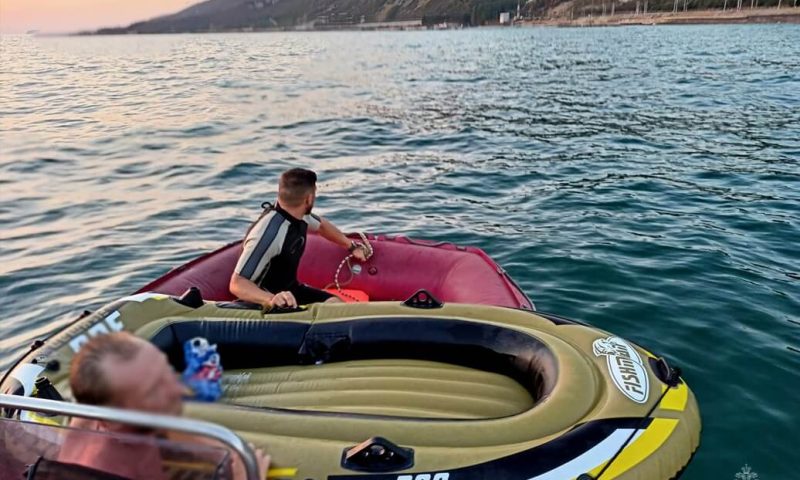 Уснувшего в надувной лодке пьяного туриста едва не унесло в открытое море в Сочи