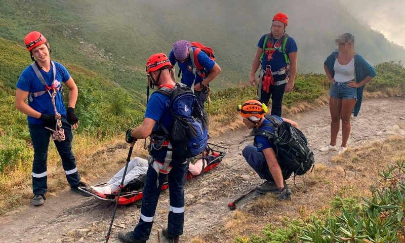 Туристку с травмой стопы на носилках эвакуировали из палаточного лагеря в горах Сочи