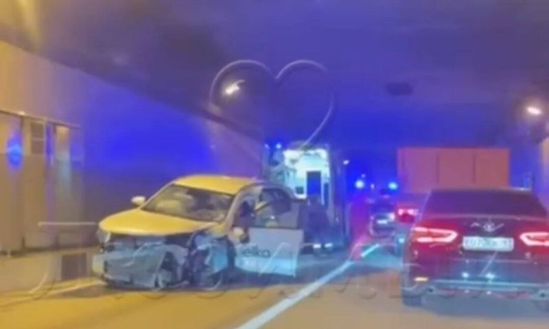 Две иномарки столкнулись в тоннеле в Сочи, есть погибший