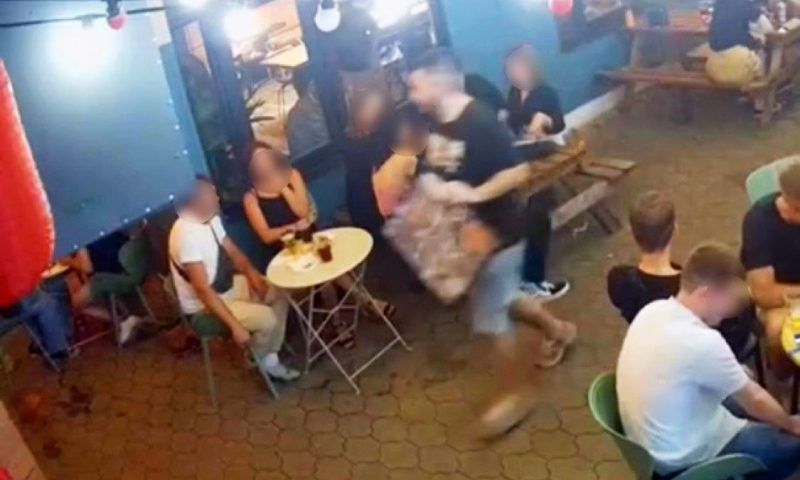 Пьяный посетитель украл интерьерную картину из туалета кафе в Краснодаре. Видео
