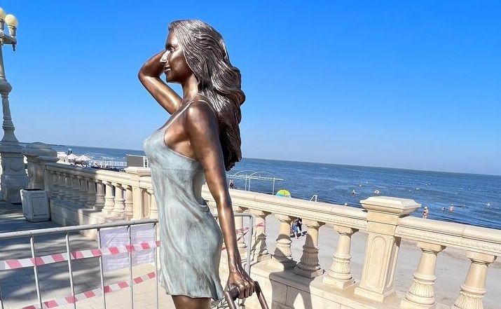 Скульптуру курортницы установили на набережной в Приморско-Ахтарске