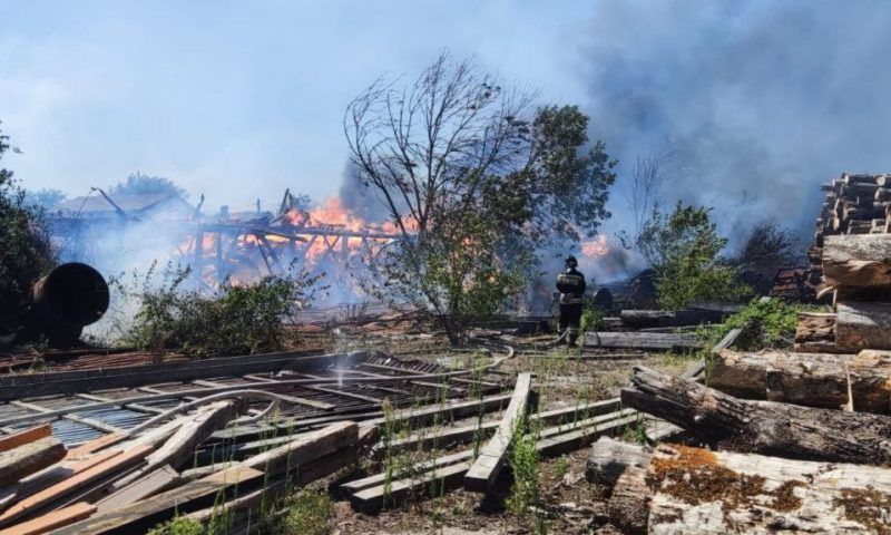 Цех деревообработки горит в Адыгее
