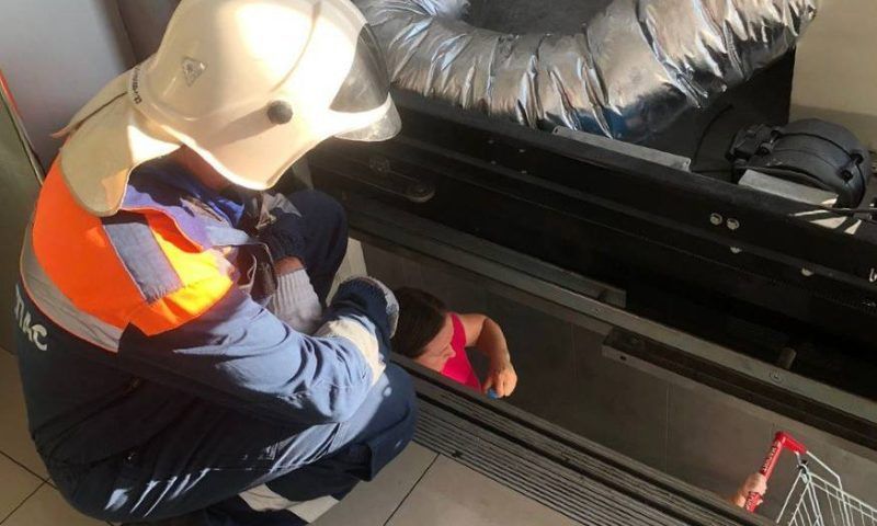 Женщина с ребенком застряли в лифте супермаркета в Геленджике