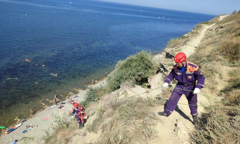 Женщина умудрилась не пострадать при падении с 30-метрового склона в Анапе
