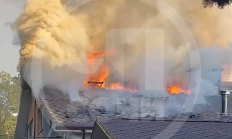 Крыша четырехэтажного дома загорелась в Сочи, огонь охватил 450 кв. метров