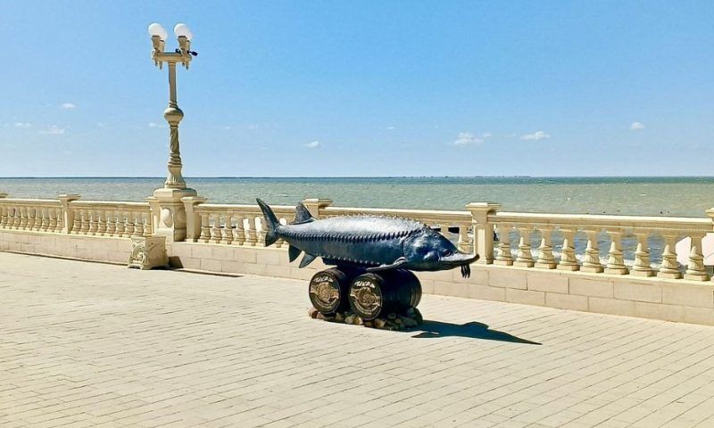 Плитка, светильники и скульптуры: в Приморско-Ахтарске завершают благоустройство набережной