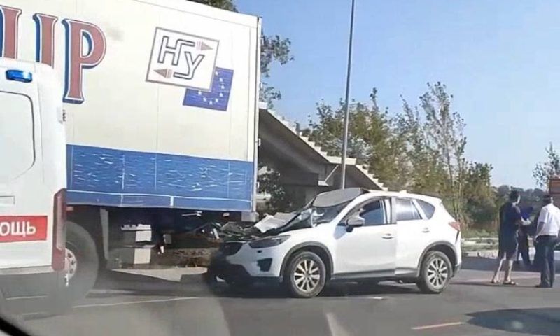 Иномарка влетела в пробку под Краснодаром, по принципу домино зацепив две легковушки и грузовик