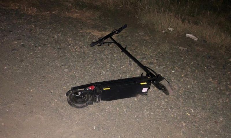 В Адыгее иномарка сбила двоих подростков, которые катили самокат через дорогу