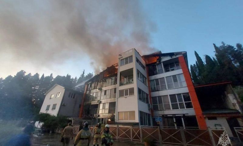 Крупный пожар в четырехэтажном доме в Сочи потушили, прокуратура организовала проверку