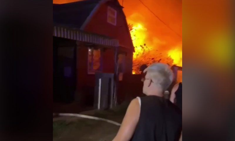 Частный дом загорелся в садовом товариществе под Краснодаром. Видео