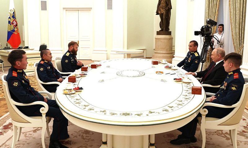 Путин встретился в Кремле с членами экипажа танка «Алеша»