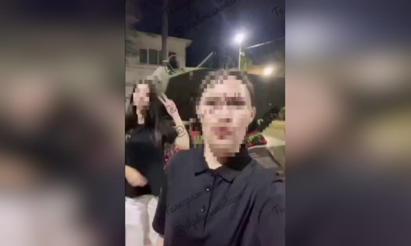 Две школьницы записали видео с нацистским приветствием на фоне военного памятника на Кубани