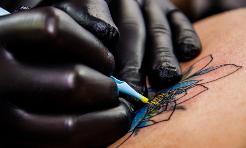 Сколько по времени делают тату: от чего зависит длительность сеанса татуировки