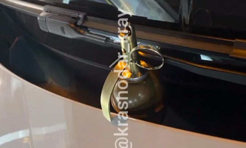 В Краснодаре мужчина положил гранату на капот автомобиля во время конфликта из-за парковки