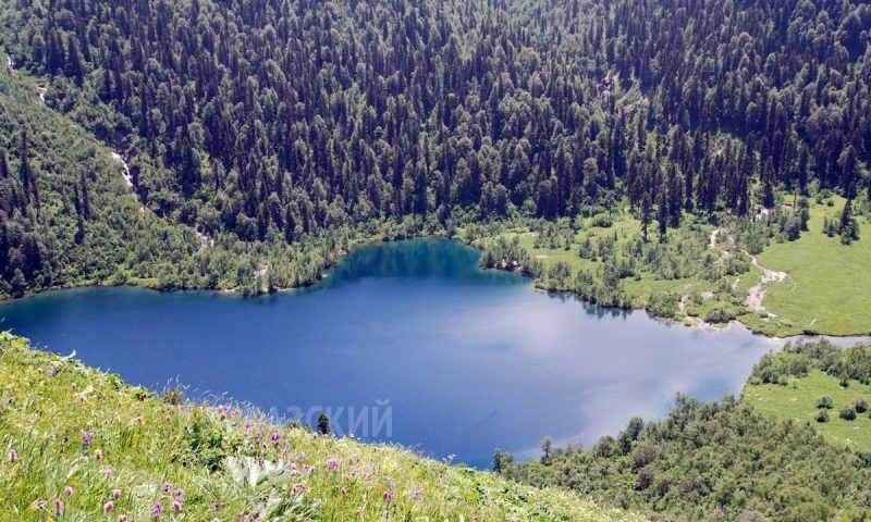 В горах Сочи открыли летний маршрут к озеру Кардывач