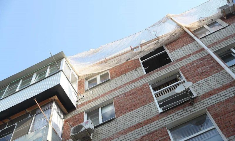 Ремонт крыши поврежденного при хлопке газа дома на улице Клинической в Краснодаре завершат до осени