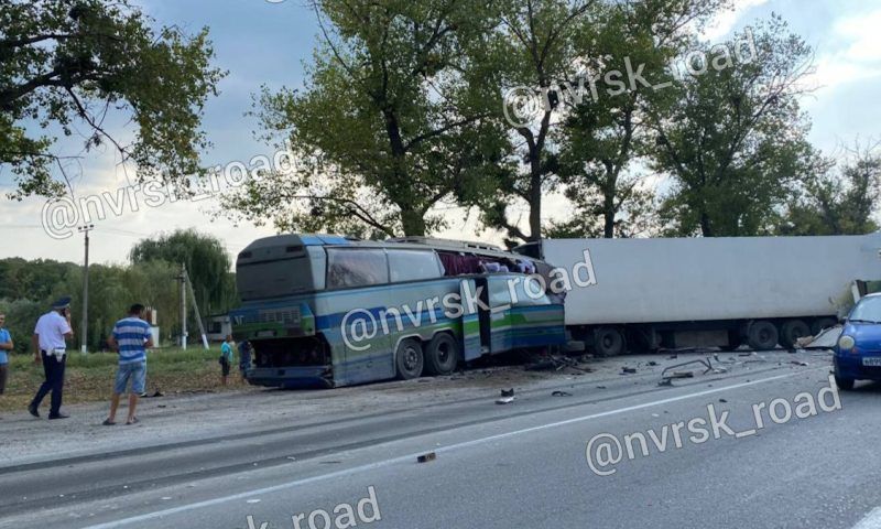 Водитель автобуса погиб в массовом ДТП с двумя грузовиками в Краснодарском крае