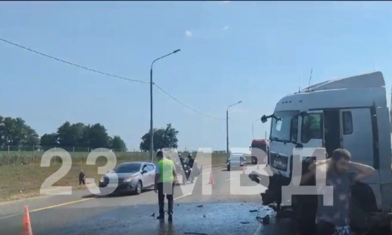 Грузовик влетел в отбойник и перекрыл движение на трассе М-4 «Дон» в Краснодарском крае