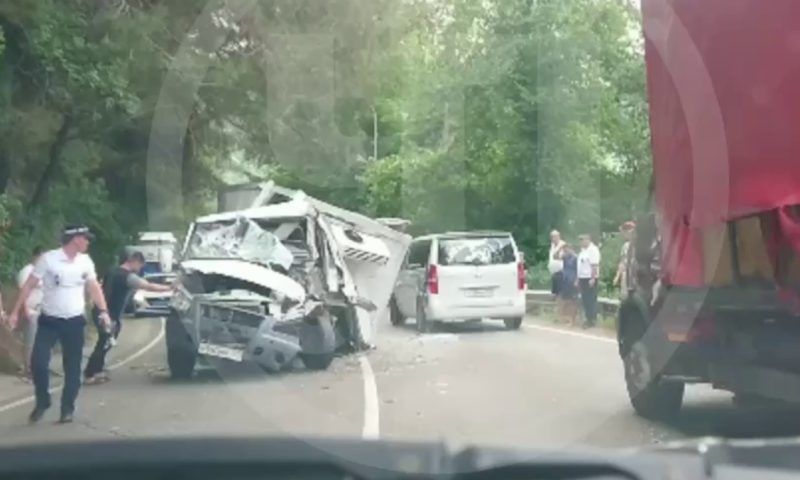 Два грузовика столкнулись и перекрыли трассу в Сочи