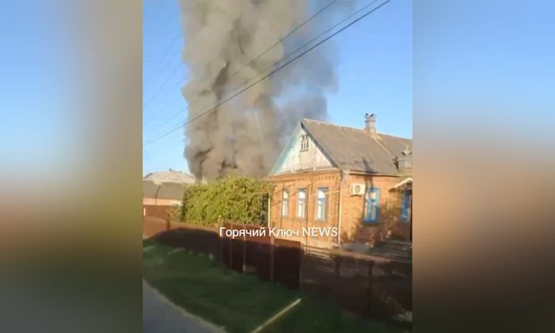 Частный дом загорелся на улице Ярославского в Горячем Ключе
