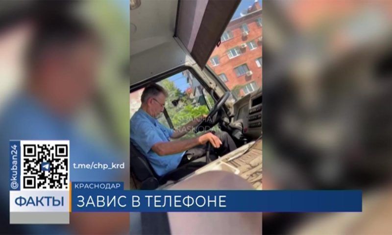 «Зависшего» в телефоне во время движения маршрутчика сняли на видео в Краснодаре