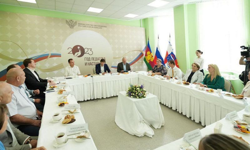 Министр просвещения России и губернатор Кубани встретились с педагогами Сочи