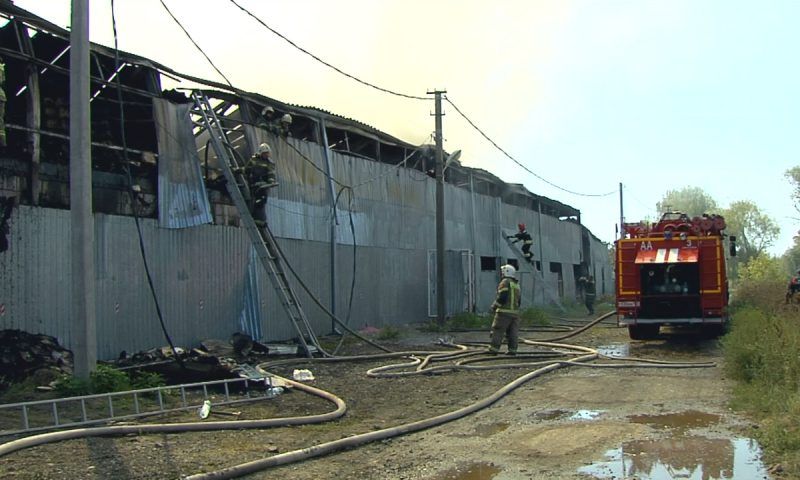 В Северском районе потушили пожар на складе площадью 2 тыс. кв. метров