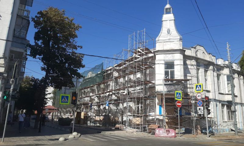 Центр «Содружество» (гимназия Хрусталевой) начали реставрировать в Краснодаре