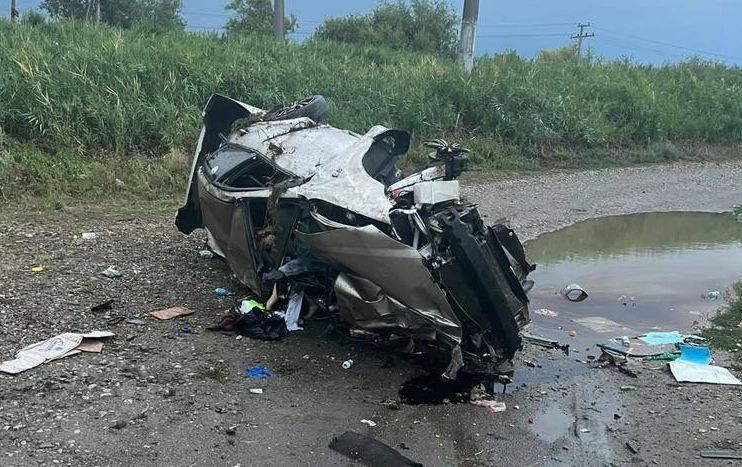 Два человека погибли при столкновении пассажирского поезда Адлер — Минск с легковушкой