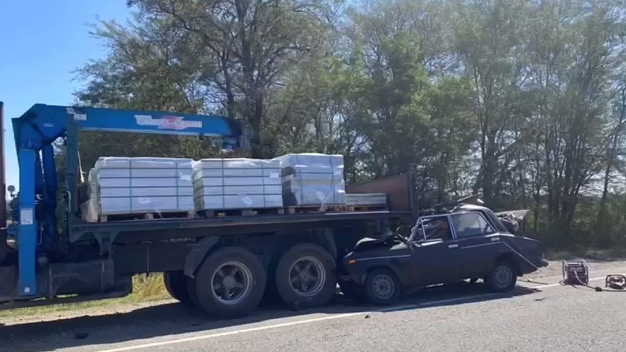 В Армавире ВАЗ врезался в стоящий на обочине КамАЗ, водитель и пассажир  погибли - 8 сентября, 2023 Все новости, Происшествия «Кубань 24»