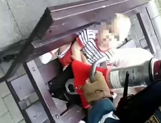 Нога ребенка застряла в лавочке в Сочи, ему пришли на помощь спасатели