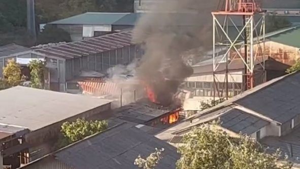 Пожар площадью 150 кв. м произошел на складе в Сочи