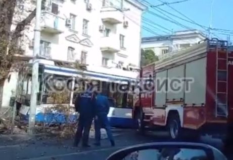 В Краснодаре столкнулись троллейбус и пожарная машина