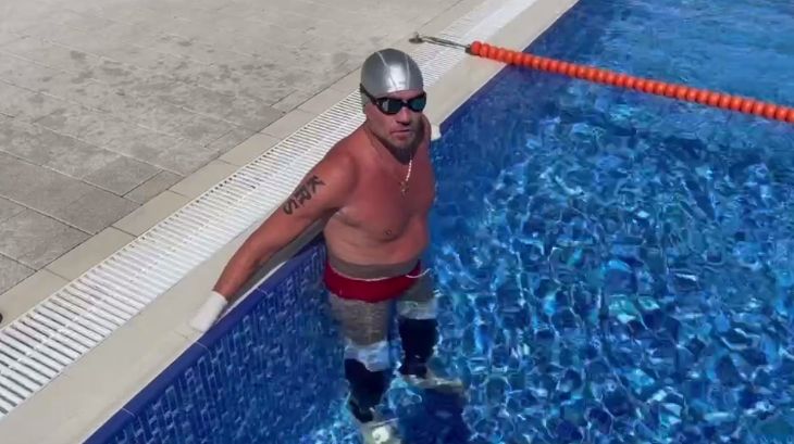 Роман Костомаров показал, как с протезами на ногах плавает в бассейне