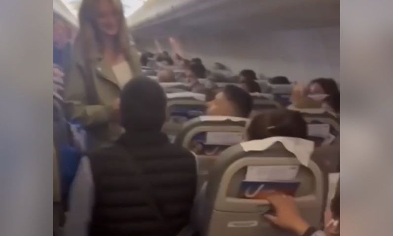 Пассажир авиарейса в Сочи сделал девушке предложение на высоте 10 тыс. метров