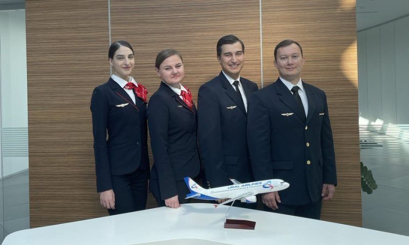 Экипаж приземлившегося в поле самолета из Сочи встретили коллеги в Екатеринбурге
