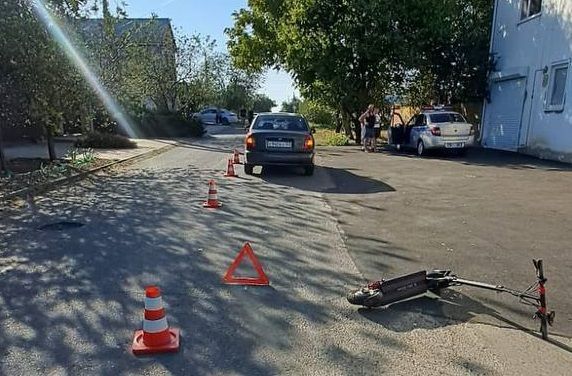 На Кубани водитель иномарки сбил двух школьников, ехавших на электросамокате
