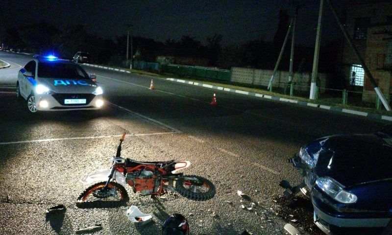 На Кубани 14-летняя мотоциклистка попала в больницу после столкновения с ВАЗом