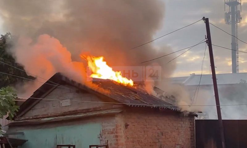 «Пахнет газом»: в центре Краснодара произошел пожар в частном секторе. Видео