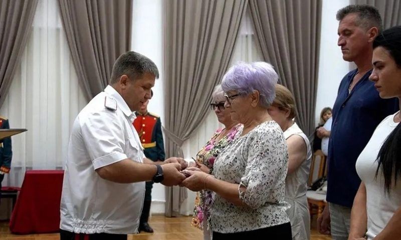На Кубани родственникам погибшего в СВО героя передали медаль «Золотая звезда»