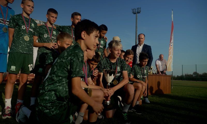 Победителей первого футбольного турнира имени Героя РФ Андрея Туркина наградили в Геленджике
