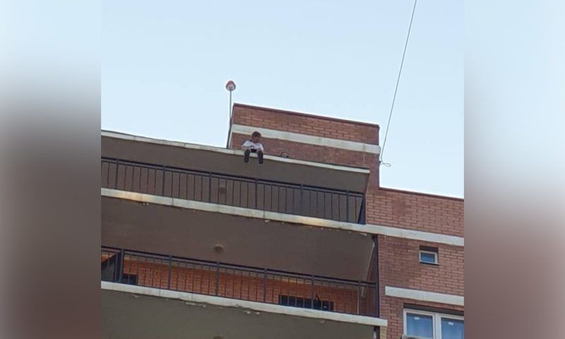 Школьники взломали двери на крыше многоэтажки для занятий паркуром в Краснодаре