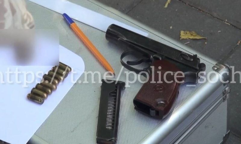 Пистолет, «мигалки» и поддельные автономера нашли в машине приезжего в Сочи