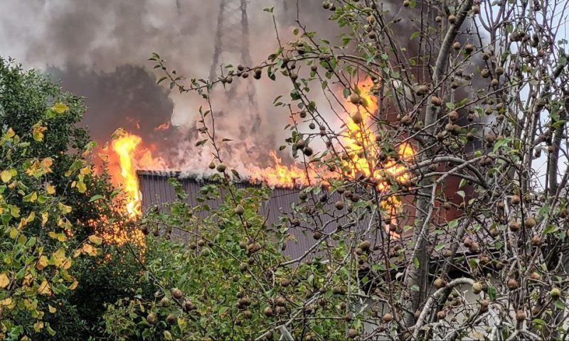 Частный дом сгорел в Туапсинском районе. Видео