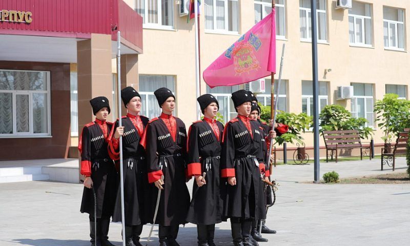 Вице-губернатор Александр Власов встретился с кадетами Кропоткинского казачьего корпуса