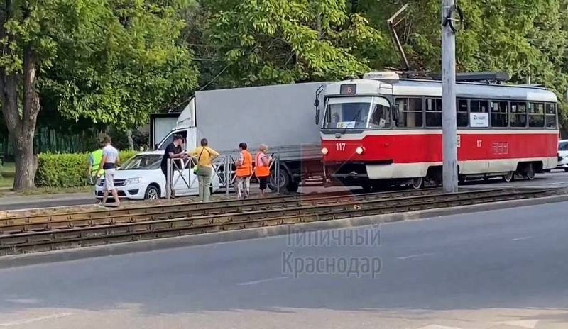 Въехавшая в трамвай «Газель» остановила движение по Московской в Краснодаре